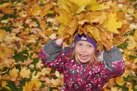 Девочка с венком из листьев
